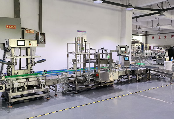 日化液体称重式灌装机 日化液体称重式灌装生产线实拍